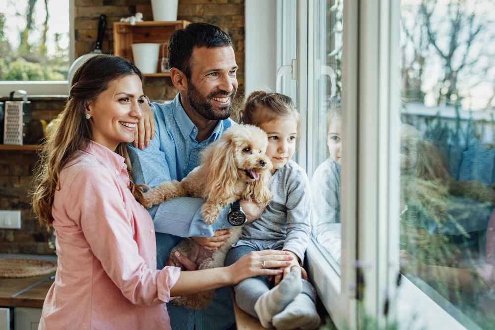 Familia feliz apoyada por la atención al cliente 24/7 de Digerso Group